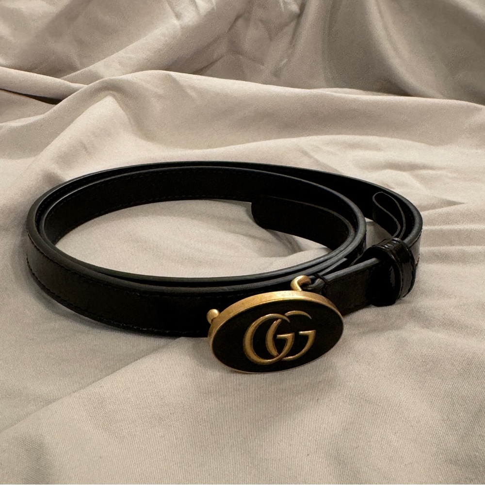 Gucci
Leather belt with oval enameled buckle